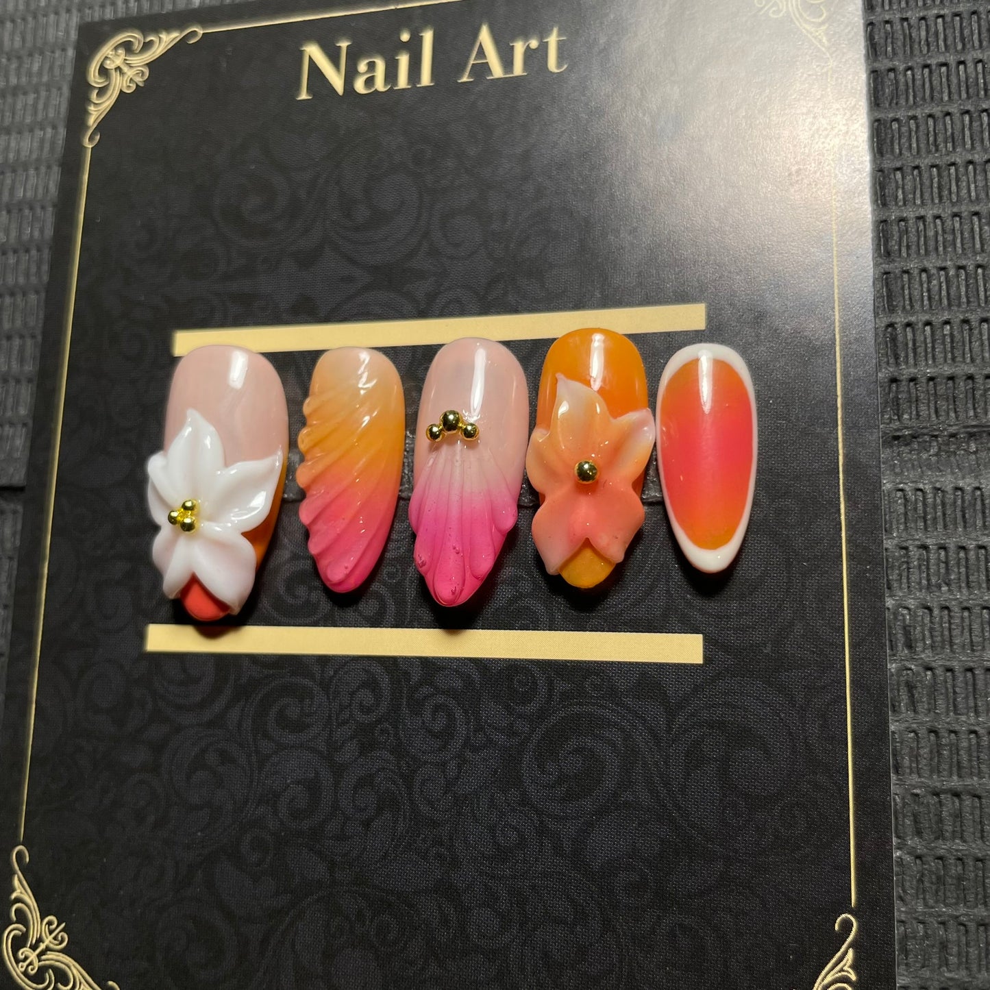 False nails Coralia dégradé rose corail fleurs 3D dorées C'Sha Nails