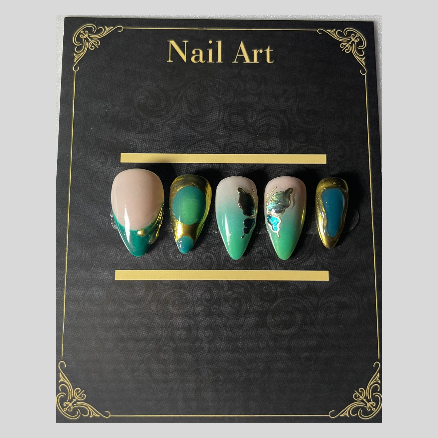 False nails Mirage Émeraude vert émeraude nacré avec détails dorés C'Sha Nails