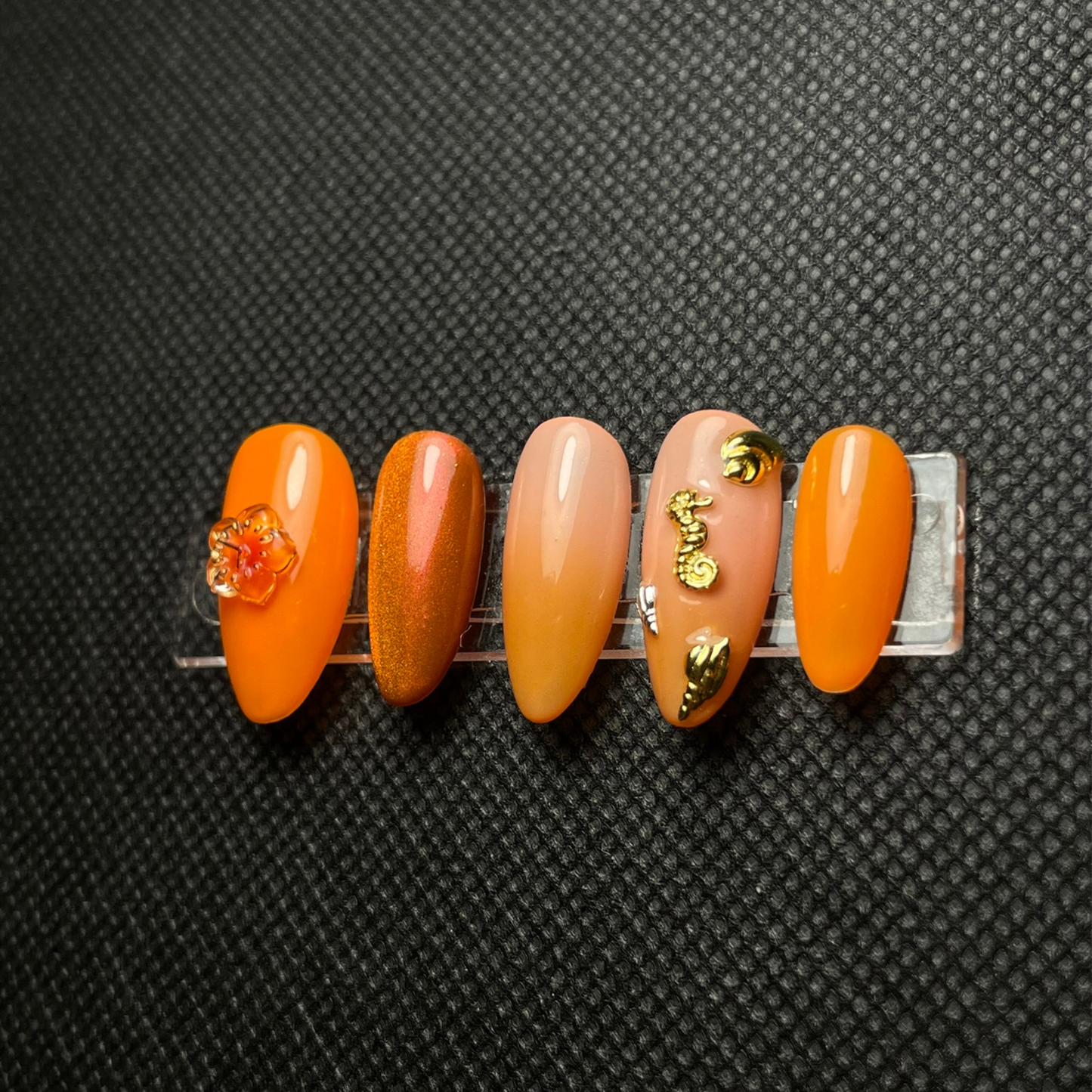 False nails Peach Punch orange pêche avec ornements dorés C'Sha Nails