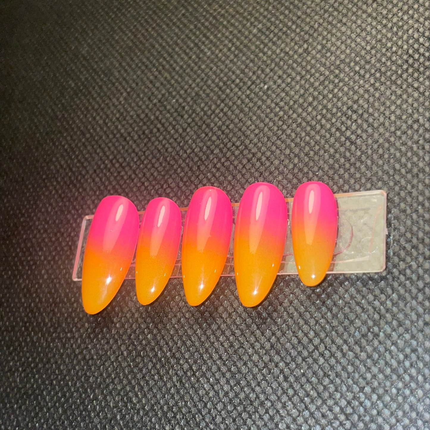 False nails Tropic motif tropical estival avec détails dorés C'Sha Nails