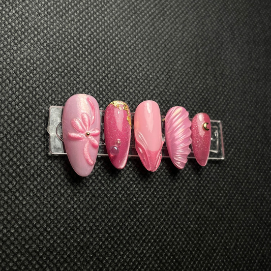 Faux ongles Pétale de Velours rose cat-eye nacré avec paillettes C'Sha Nails