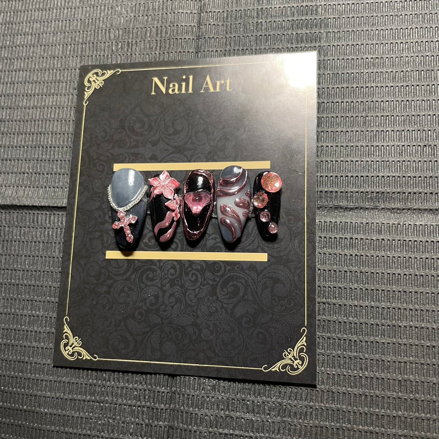 False nails Dark Desire style gothique coquette fleurs 3D chaînes C'Sha Nails