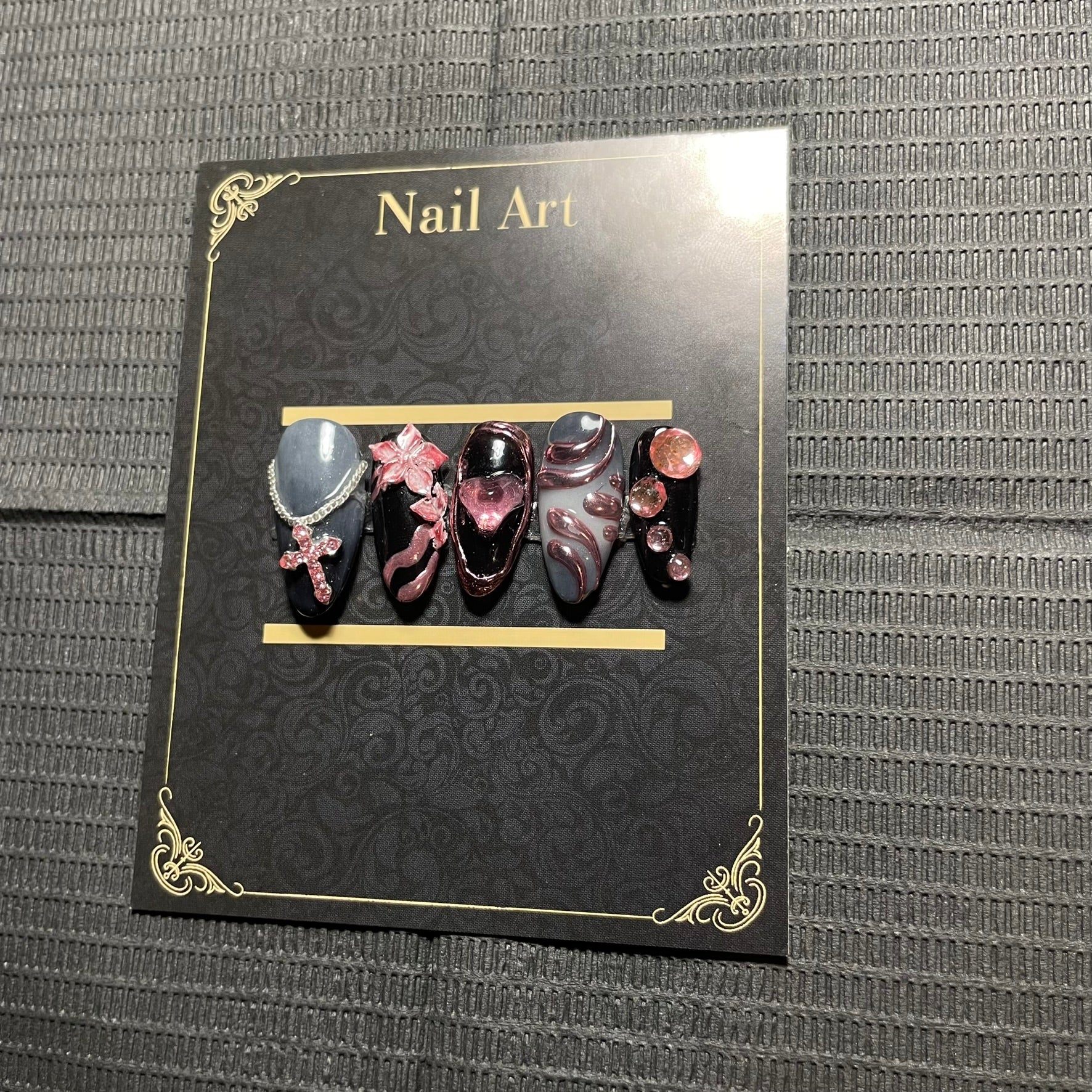 False nails Dark Desire style gothique coquette fleurs 3D chaînes C'Sha Nails