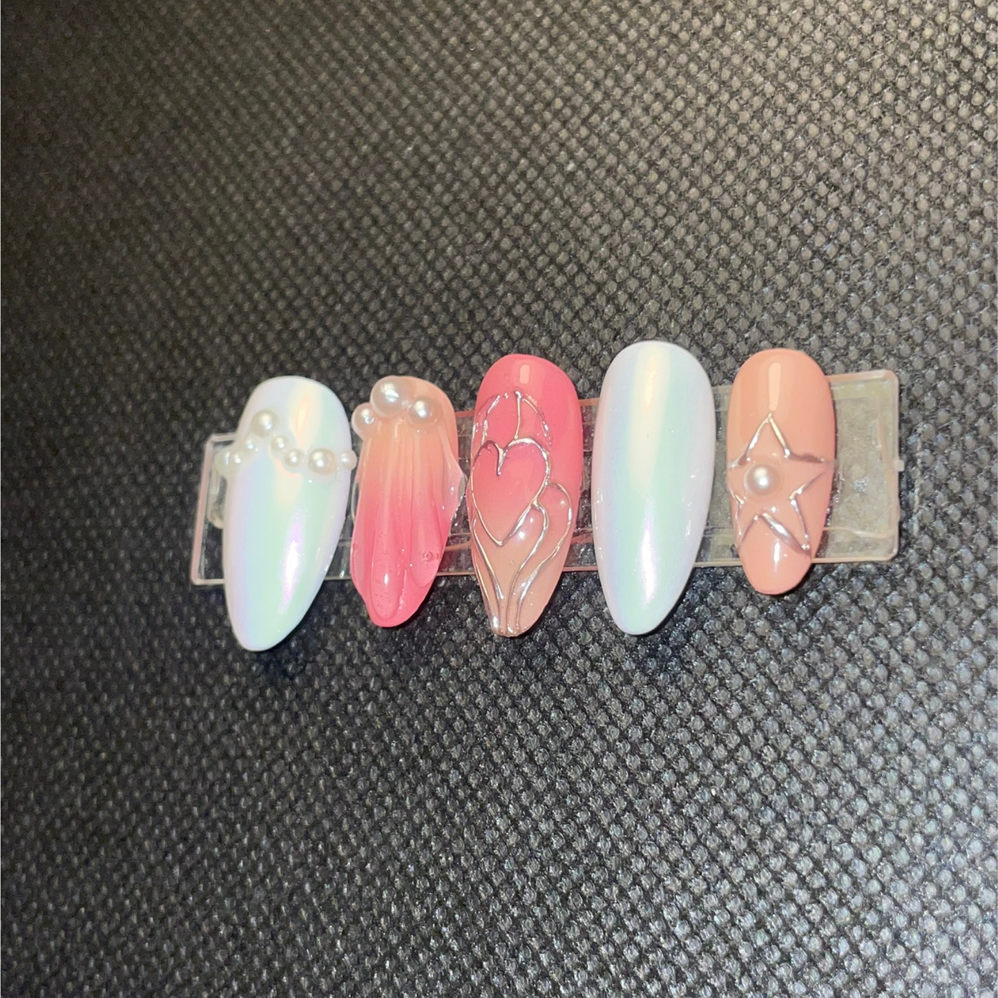 False nails Dreamcore style artistique pastel avec détails dorés C'Sha Nails