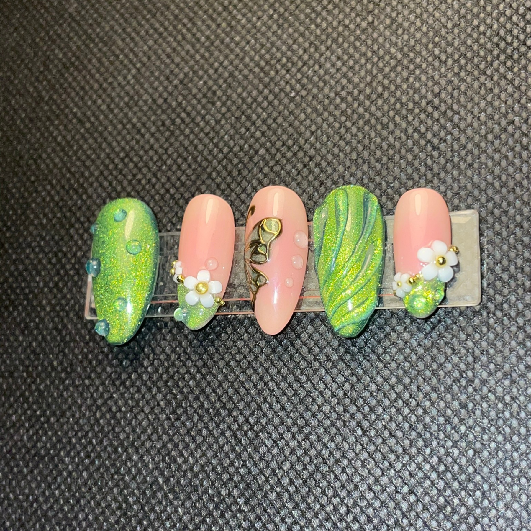 False nails Jardin Secret design floral romantique avec détails dorés C'Sha Nails