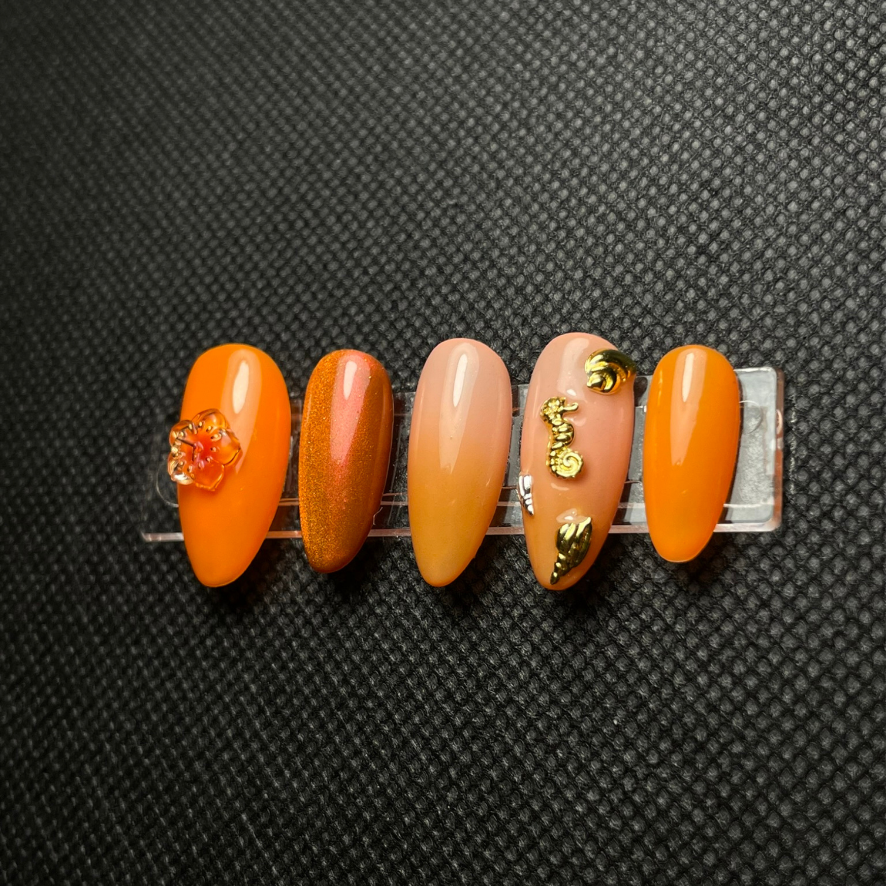 False nails Peach Punch orange pêche avec ornements dorés C'Sha Nails