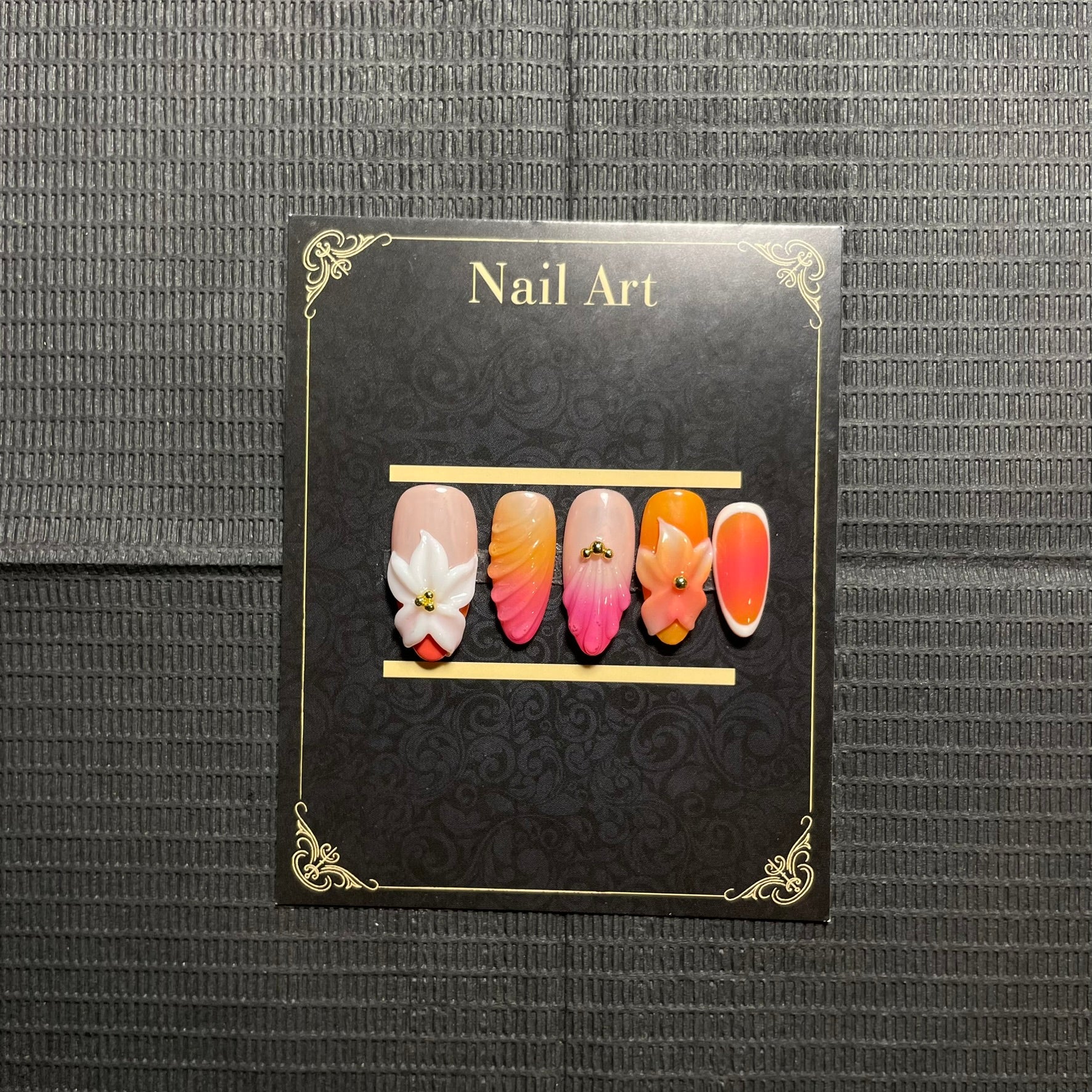 Faux ongles Coralia dégradé rose corail fleurs 3D dorées C'Sha Nails
