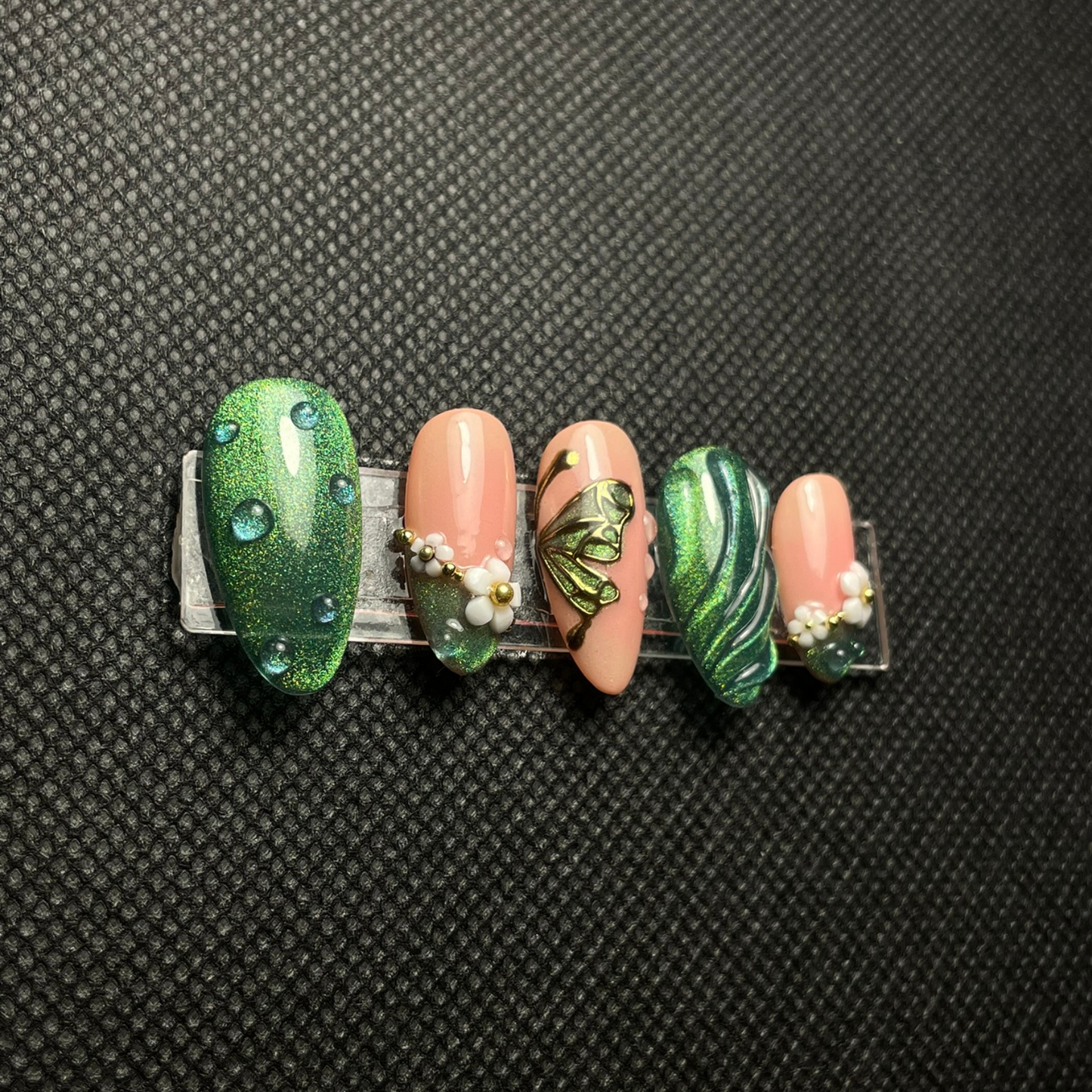 Faux ongles Jardin Secret design floral romantique avec détails dorés C'Sha Nails