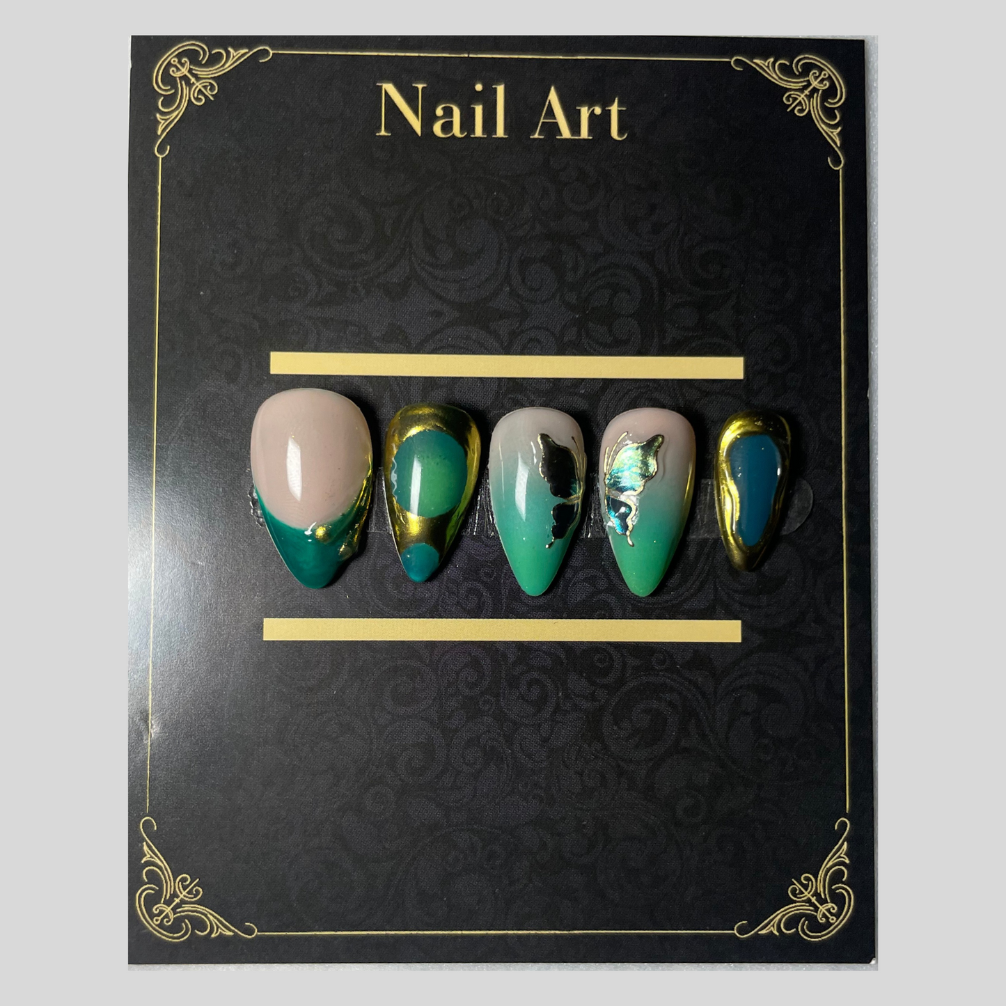 Faux ongles Mirage Émeraude vert émeraude nacré avec détails dorés C'Sha Nails