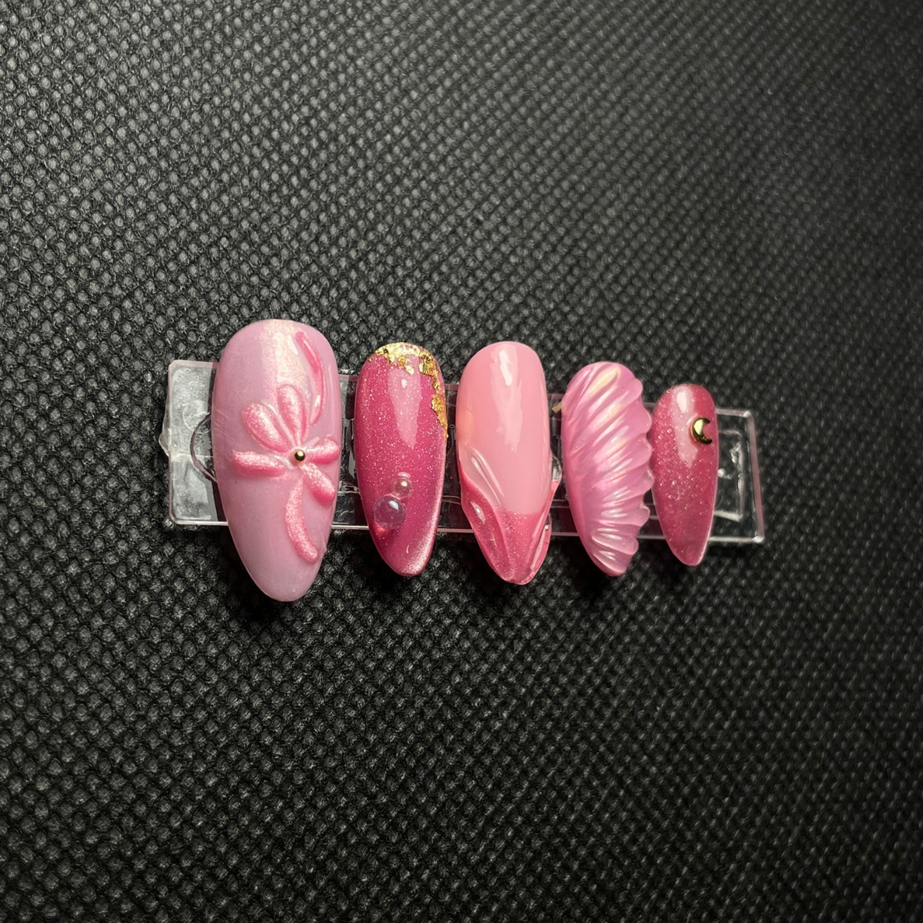 Faux ongles Pétale de Velours rose cat-eye nacré avec paillettes C'Sha Nails