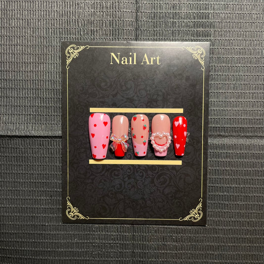 Faux ongles Sweet Temptation fraises cœurs nœud scintillant rose rouge C'Sha Nails