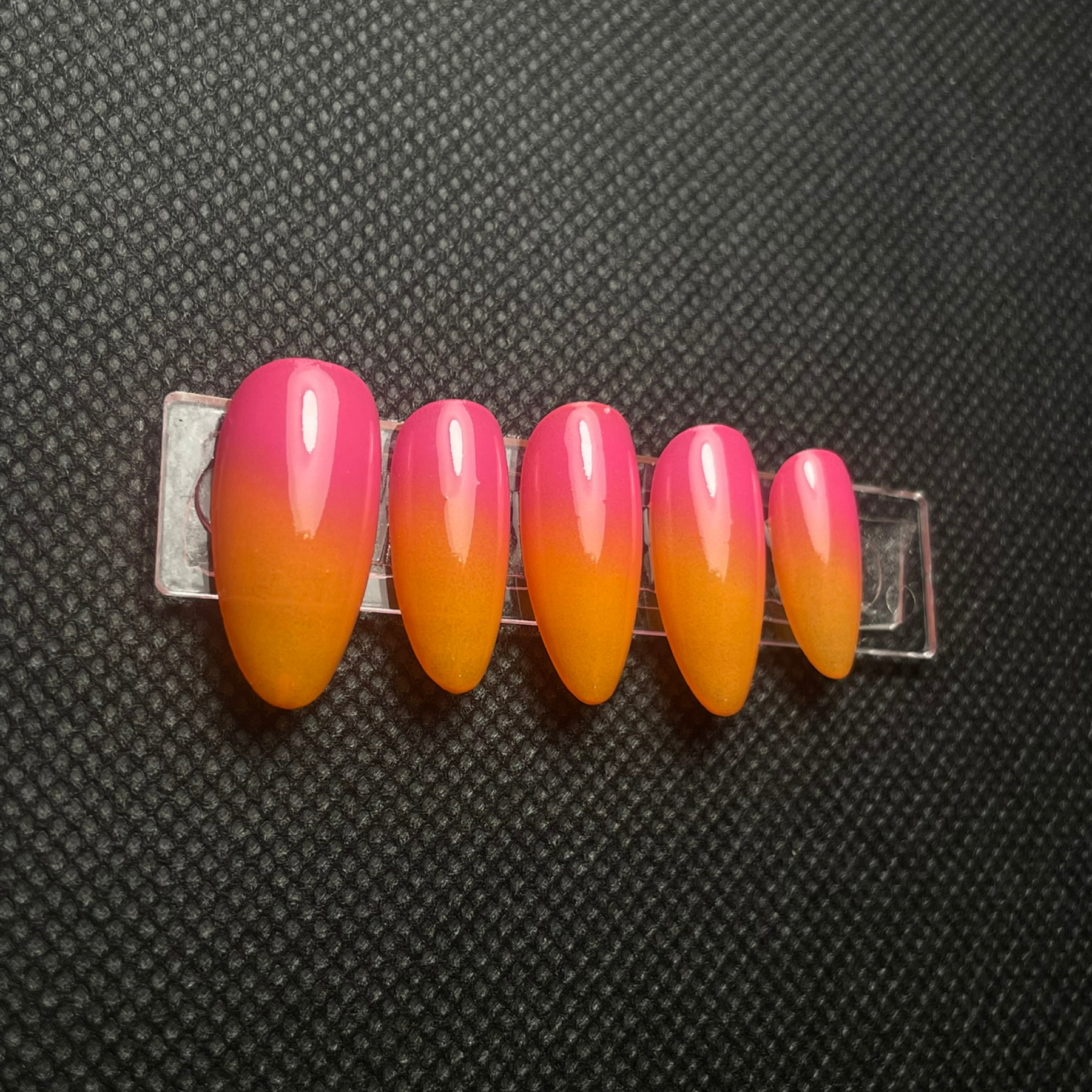 Faux ongles Tropic motif tropical estival avec détails dorés C'Sha Nails