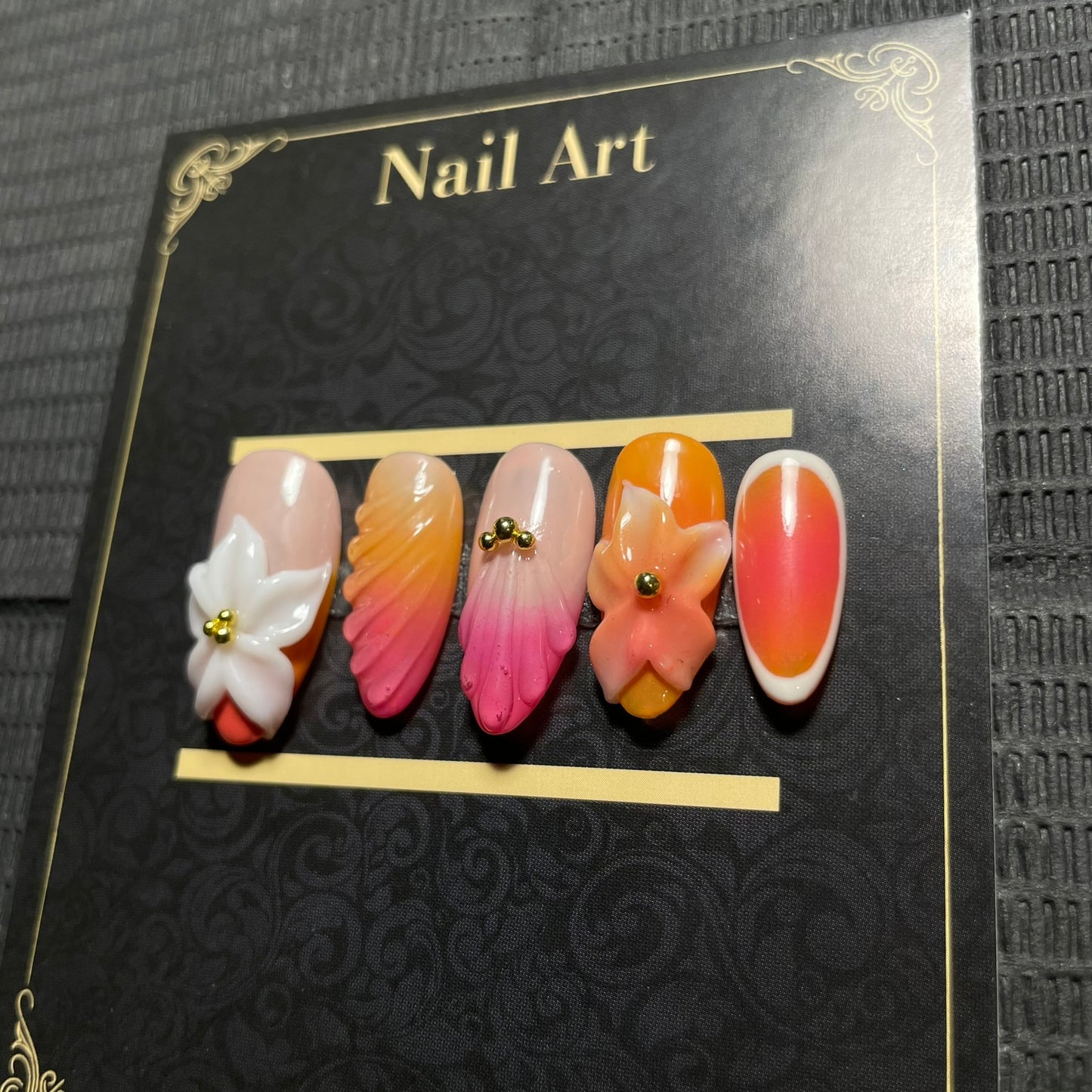 Press-on nails Coralia dégradé rose corail fleurs 3D dorées C'Sha Nails