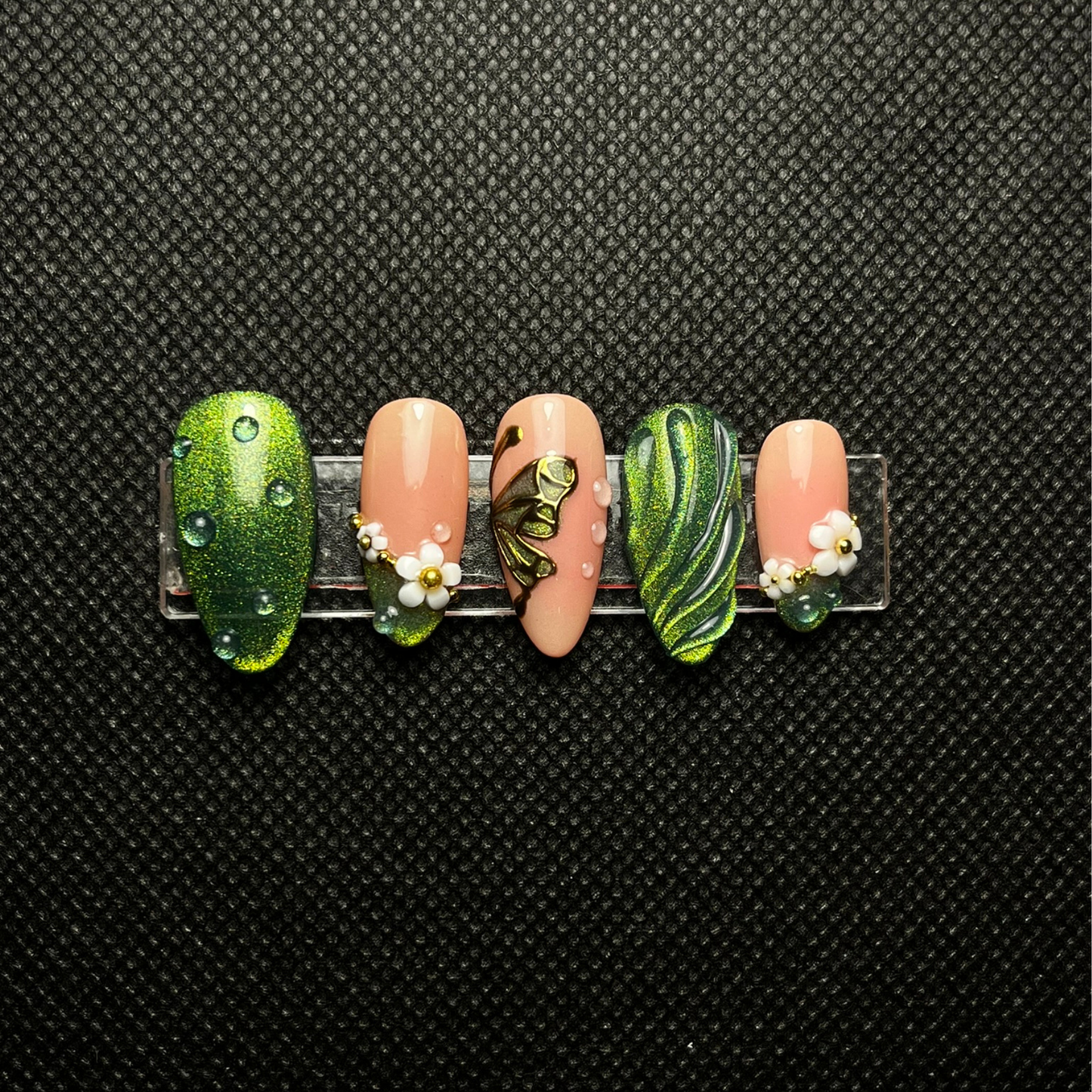 Press-on nails Jardin Secret design floral romantique avec détails dorés C'Sha Nails