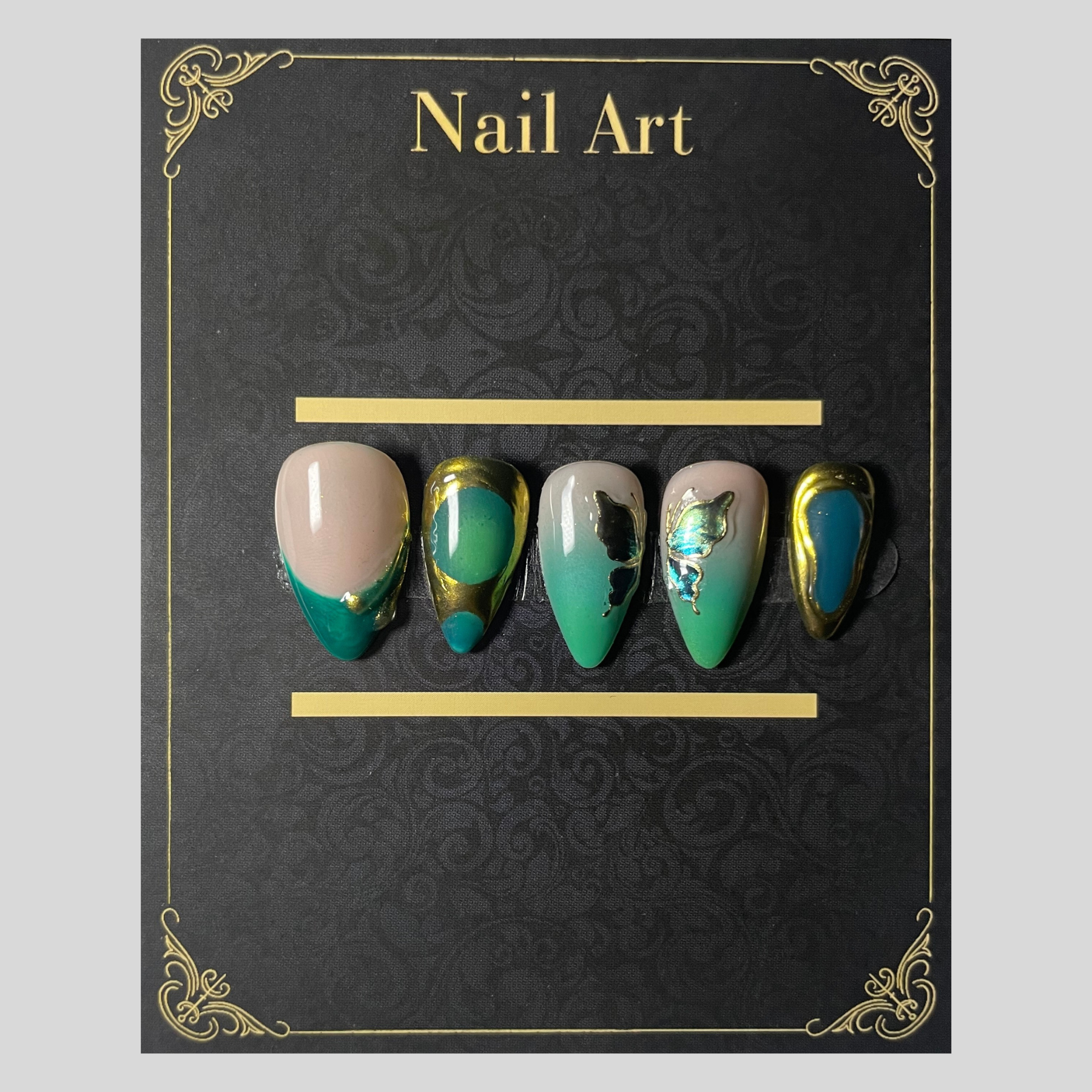 Press-on nails Mirage Émeraude vert émeraude nacré avec détails dorés C'Sha Nails