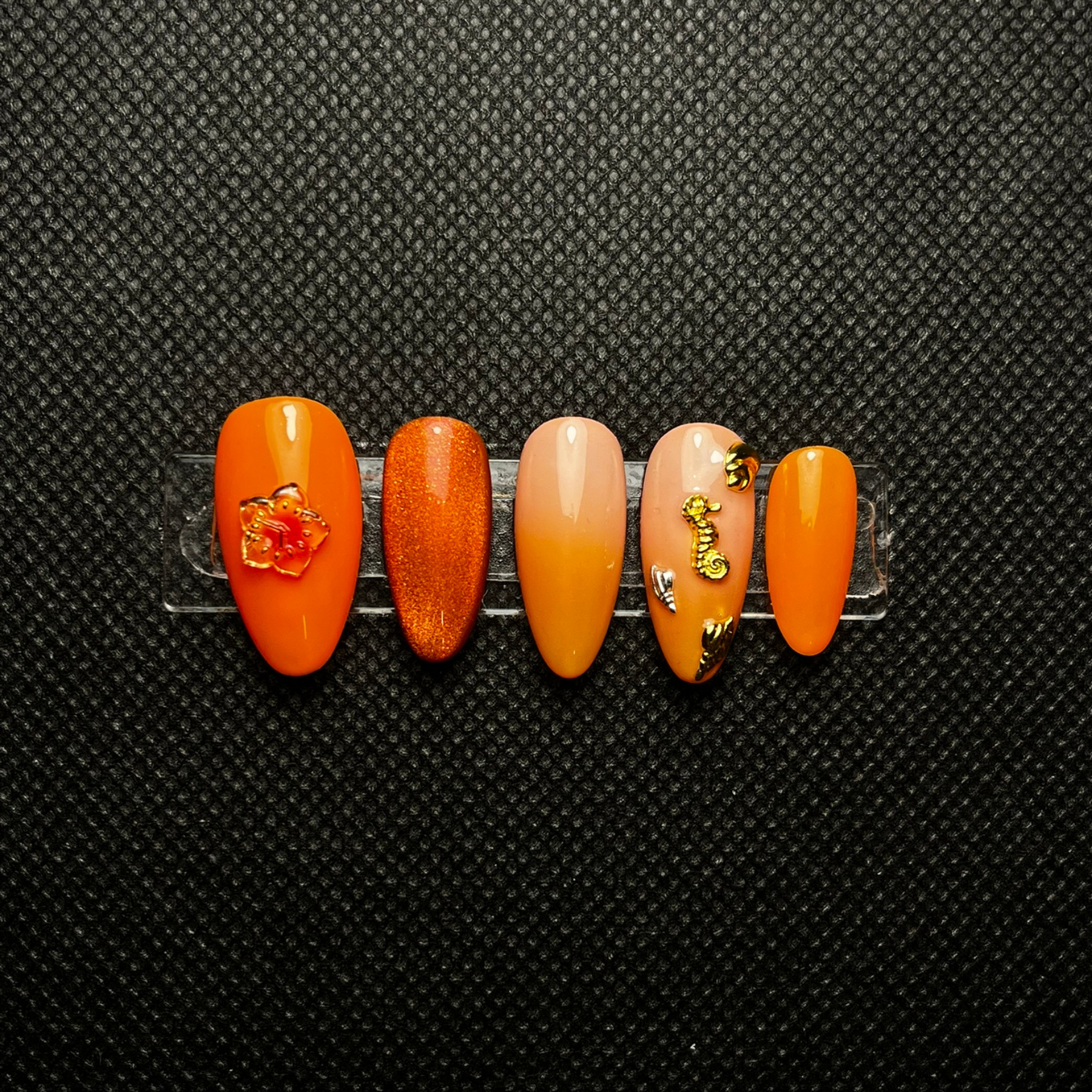 Press-on nails Peach Punch orange pêche avec ornements dorés C'Sha Nails