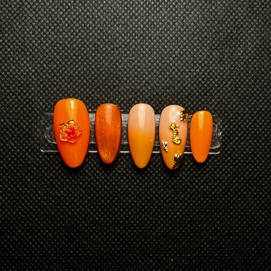 Press-on nails Peach Punch orange pêche avec ornements dorés C'Sha Nails