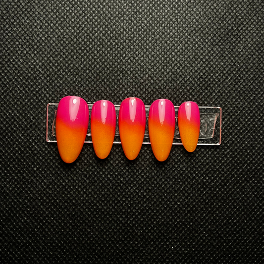 Press-on nails Tropic motif tropical estival avec détails dorés C'Sha Nails