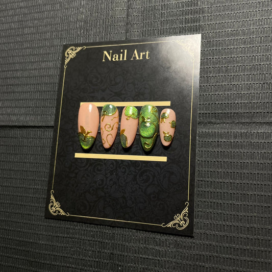 Press-on nails Wonderland univers féérique champignons lapins détails magiques C'Sha Nails
